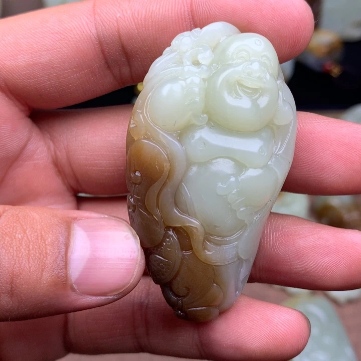 谢***你和田玉（糖玉）未镶嵌颈饰