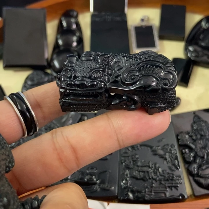 翡翠颈饰未镶嵌钱*爸墨翠貔貅