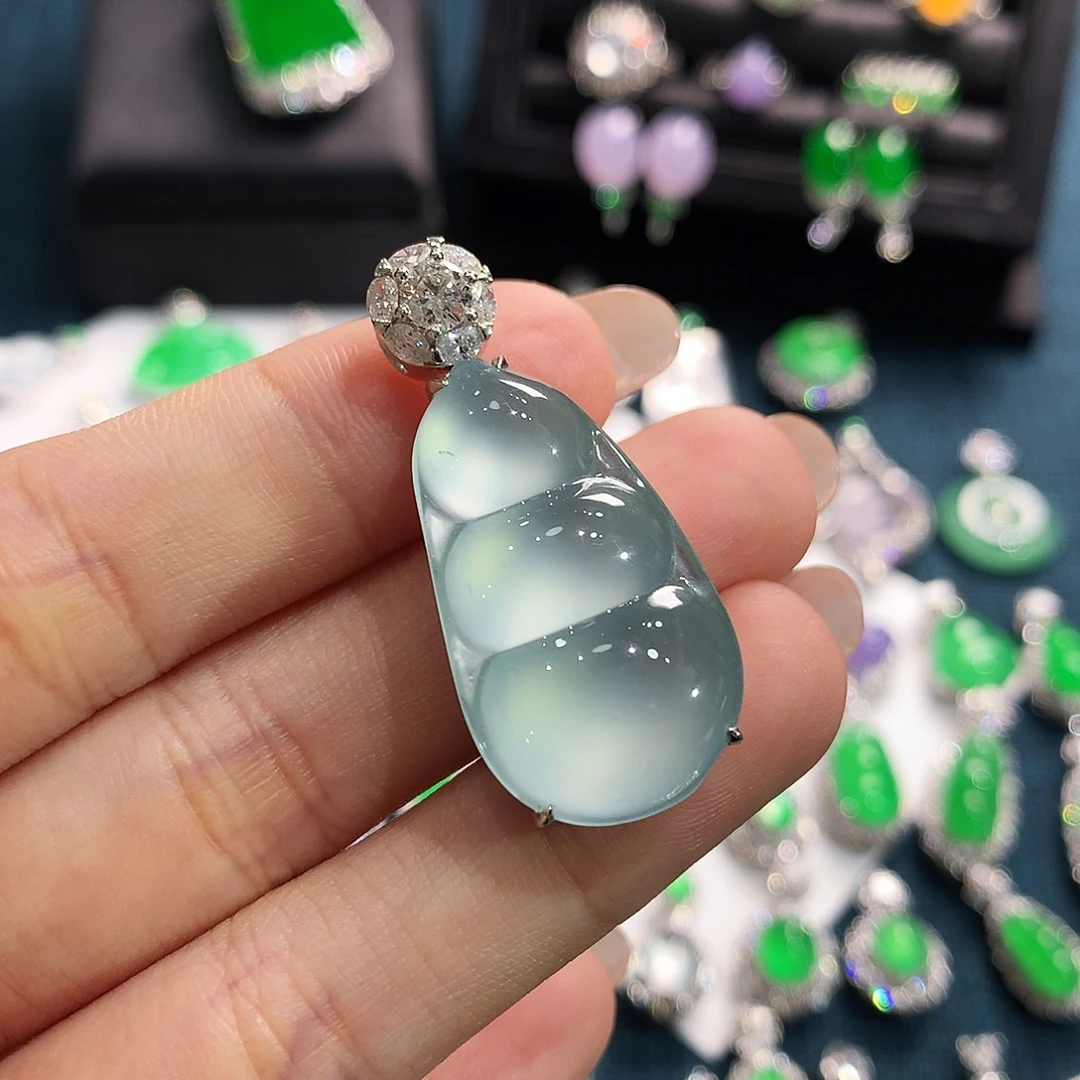 翡翠18K金镶嵌颈饰