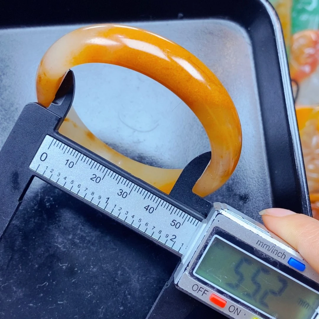 石英质玉（黄龙玉）未镶嵌颈饰