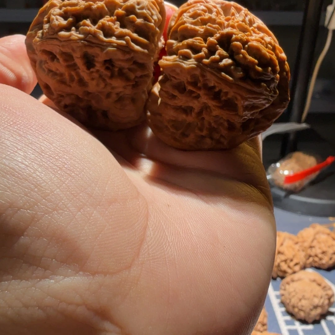 佳***田文玩核桃把件三角南疆