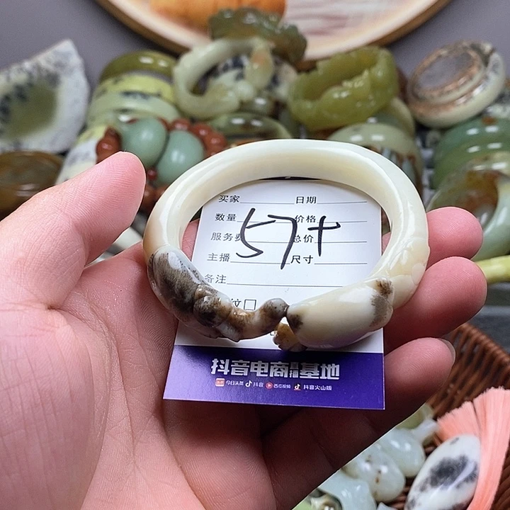 未镶嵌蛇纹石玉手镯驱*人