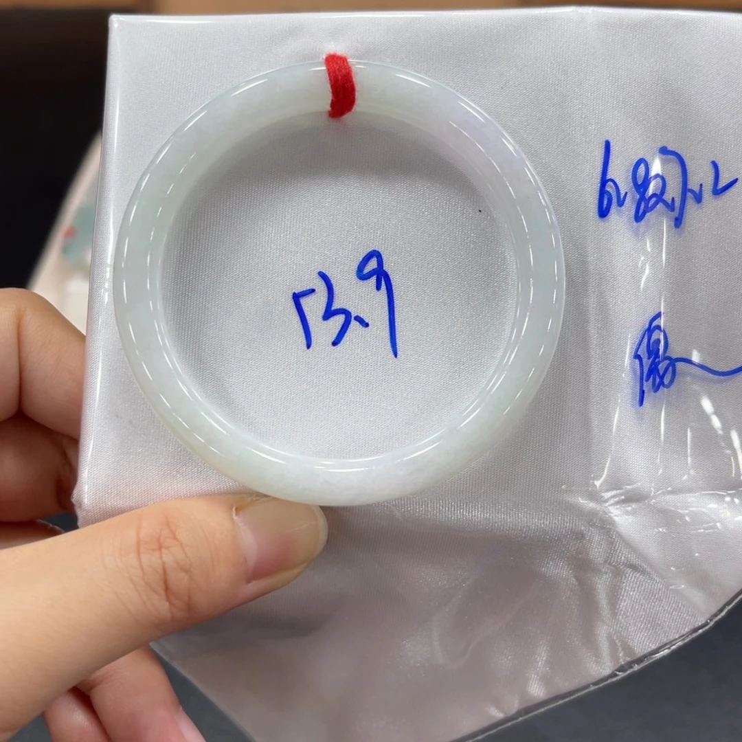 翡翠手镯未镶嵌翡翠