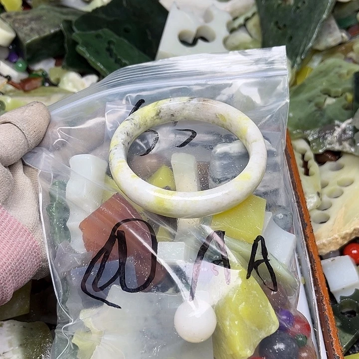 未镶嵌透闪石质玉珠宝奇石A***）