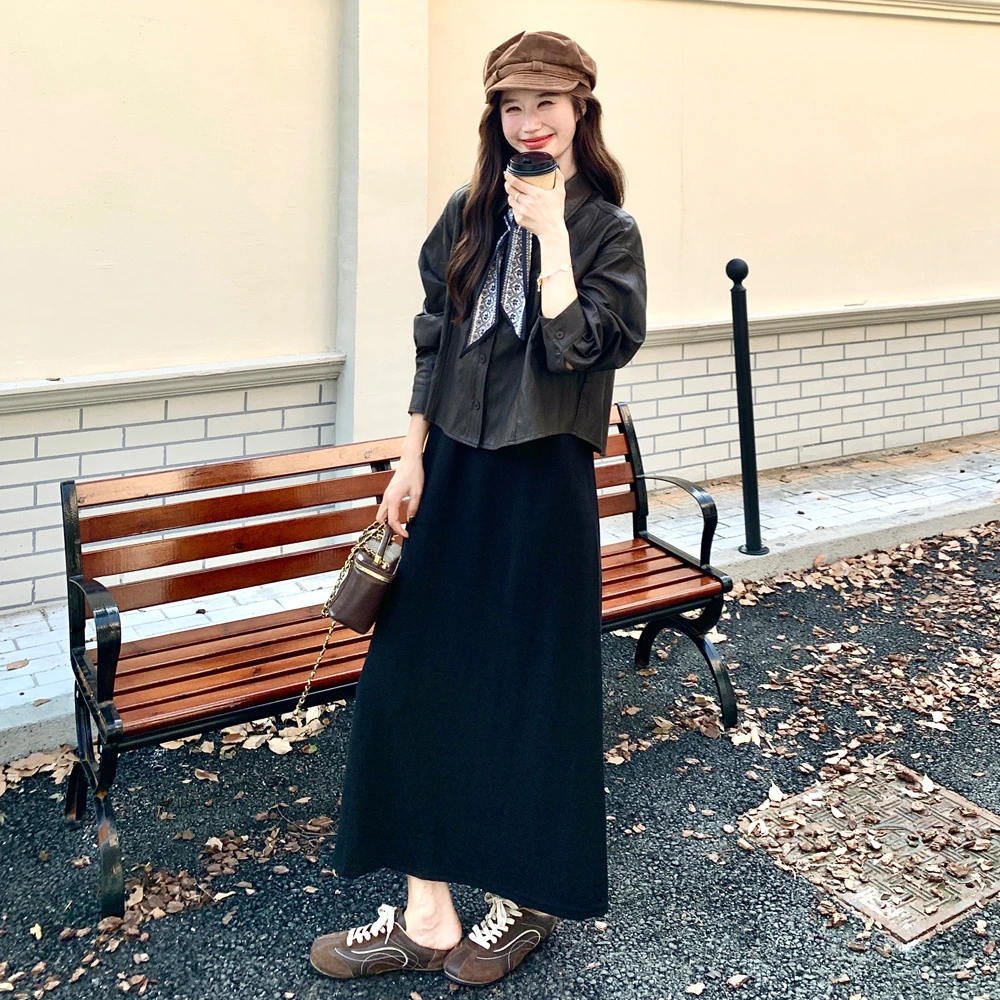 韩系早秋穿搭一整套黑色长款吊带连衣裙复古棕色皮衣外套两件套