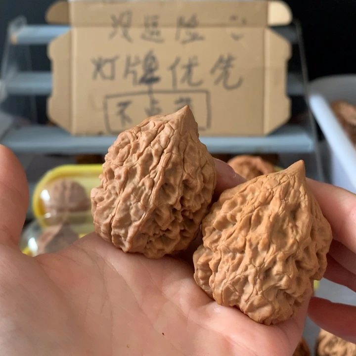加***鲁吊坠文玩核桃异形单只，有瑕疵
