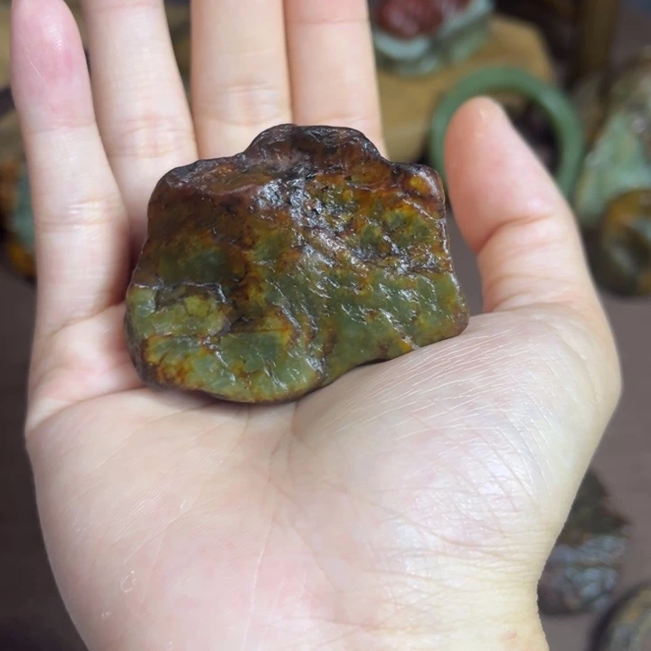 渡***鈊未镶嵌岫岩河磨玉（透闪石质玉）把件