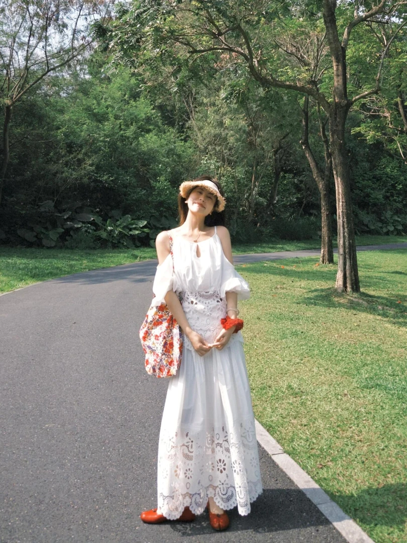 2025夏季新款法式慵懒显瘦露肩衬衫钩花镂空半身裙韩系气质两件套