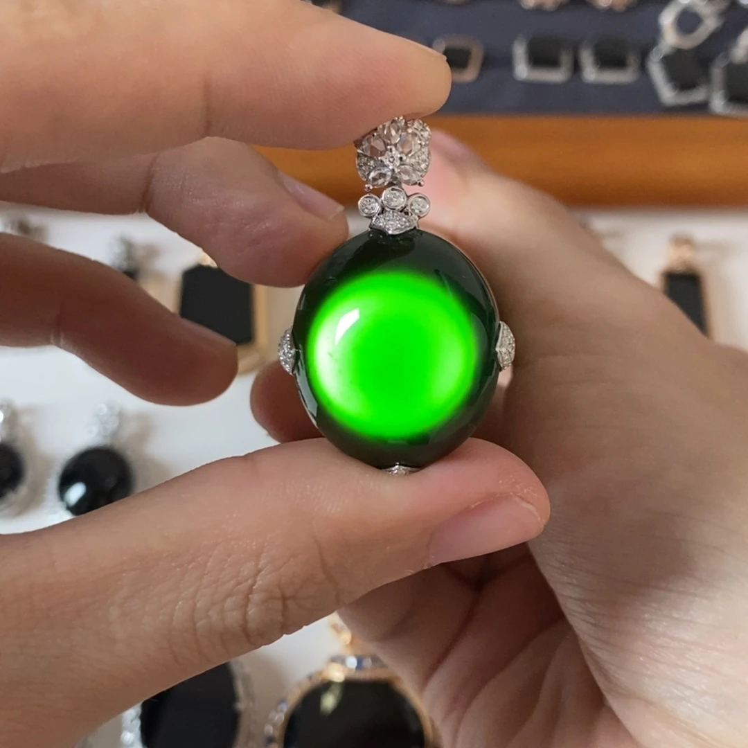 颈饰18K金镶嵌翡翠