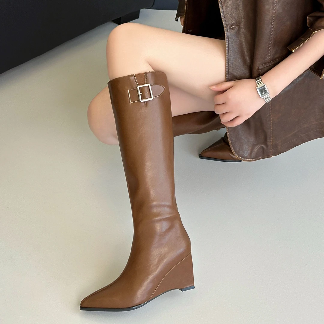 【7公分】2025秋冬新款时尚百搭尖头皮带扣皮面坡跟长筒靴