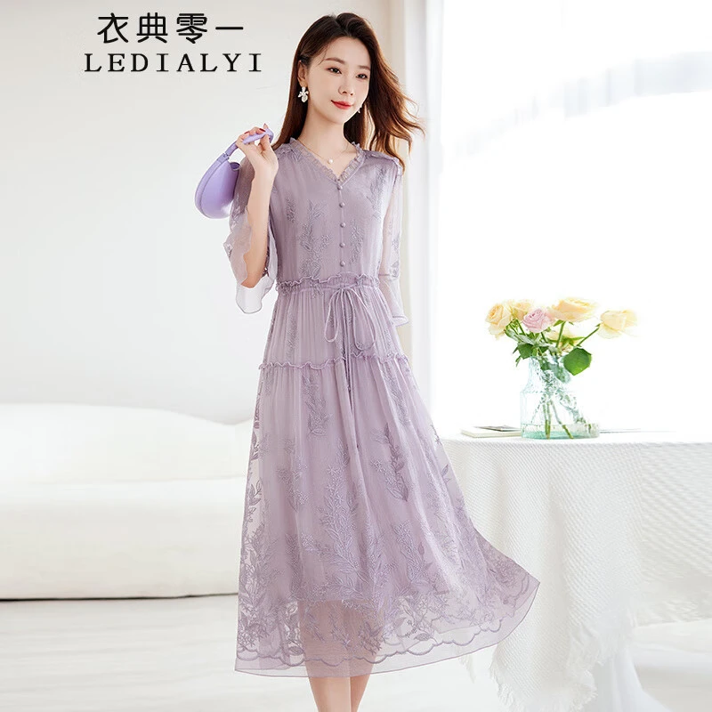 轻奢名媛大牌真丝重工刺绣连衣裙女木耳边V领,妈妈气质显瘦桑蚕丝