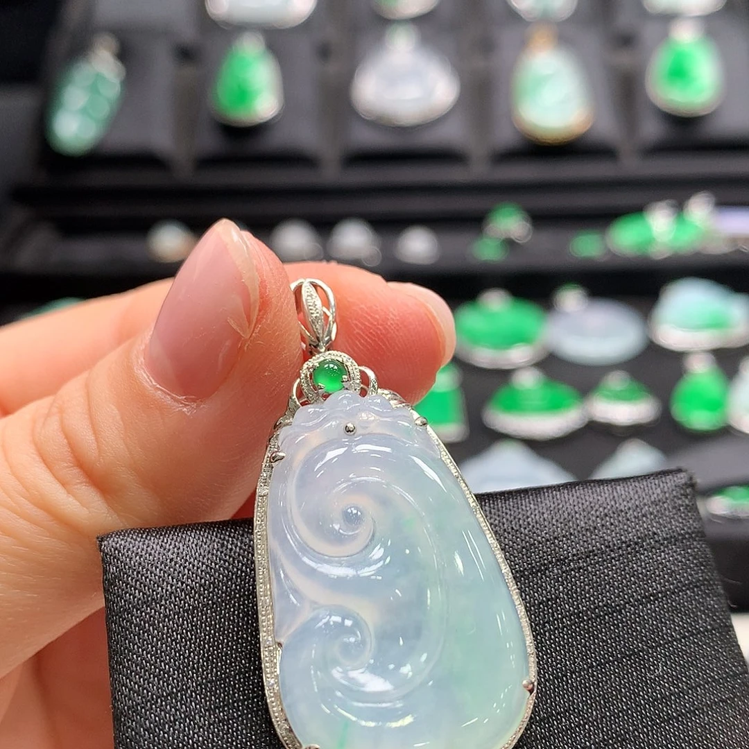 翡翠18K金镶嵌颈饰如意