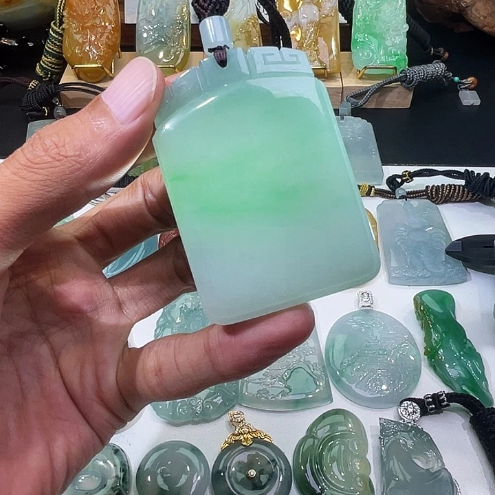 颈饰未镶嵌翡翠飘绿花翡翠无事牌