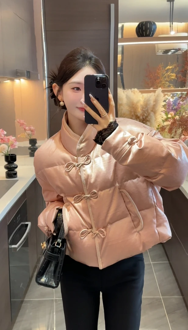 【周粥】【平安】2025冬季新款白鸭绒抓花仿皮缎羽绒服预JJD4YRF8609