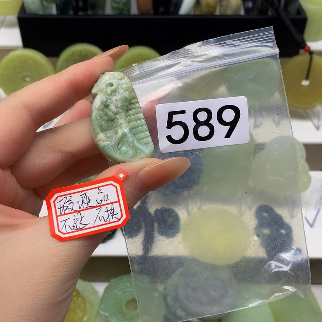 蛇纹石玉颈饰未镶嵌