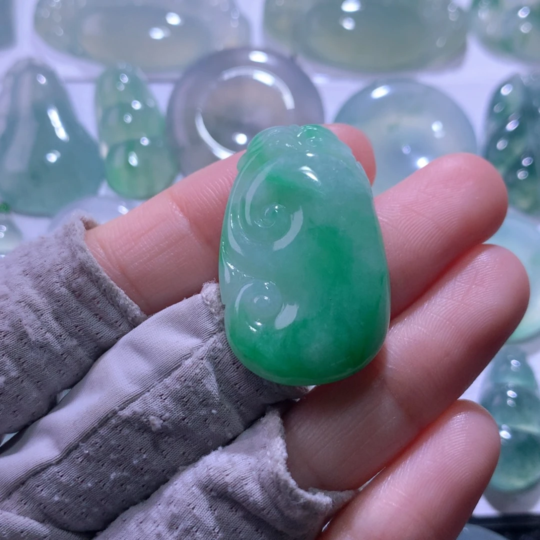 翡翠未镶嵌颈饰如意