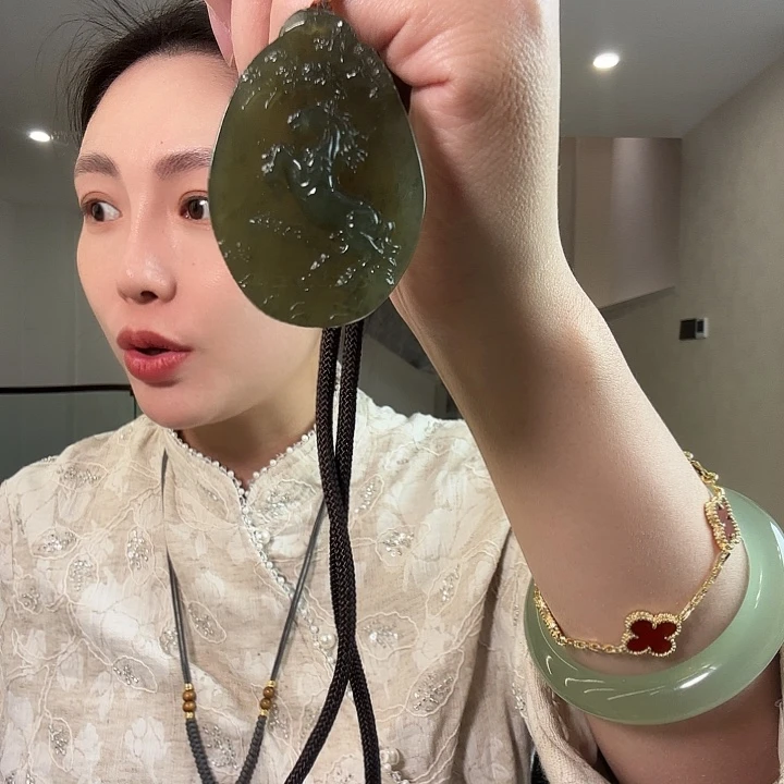 脚***子蛇纹石玉未镶嵌颈饰