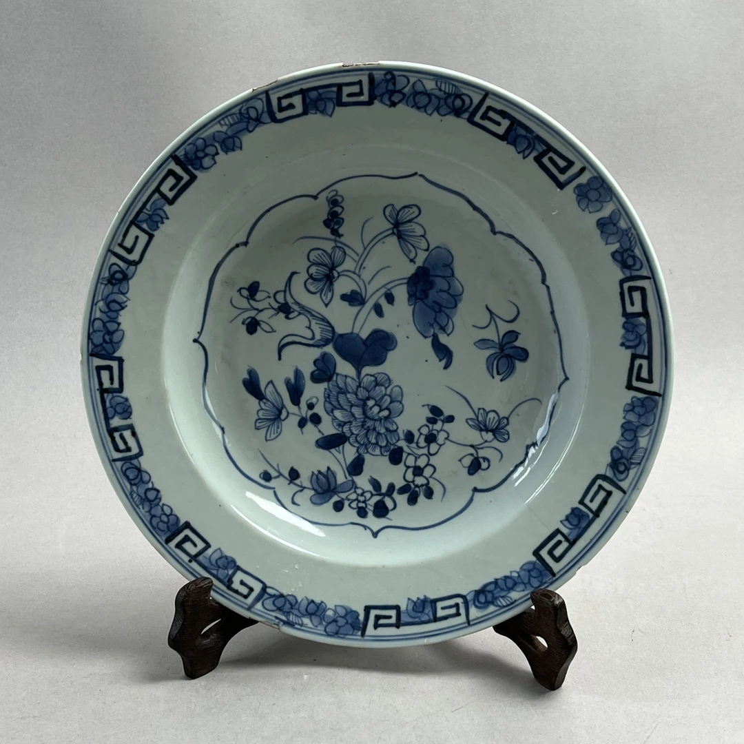 25071626 清乾隆青花花卉纹赏盘 直径：约23.5cm A01721