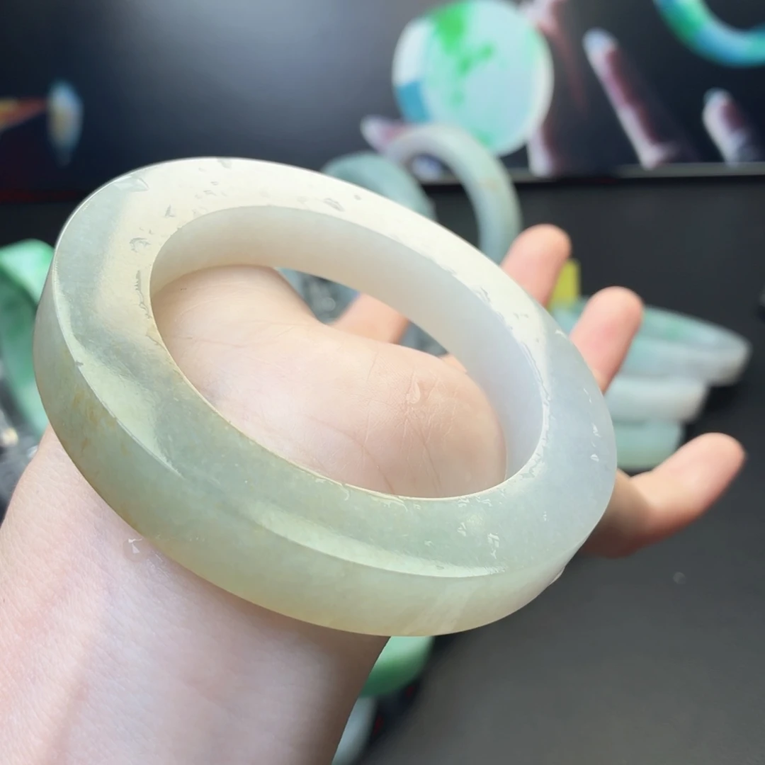 定制翡翠未镶嵌洒金手镯冰糖雪梨