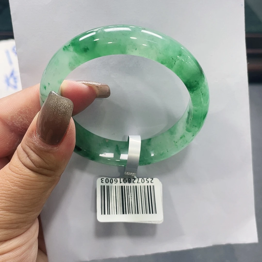 阳***璨石英质玉（非洲翠）未镶嵌手镯