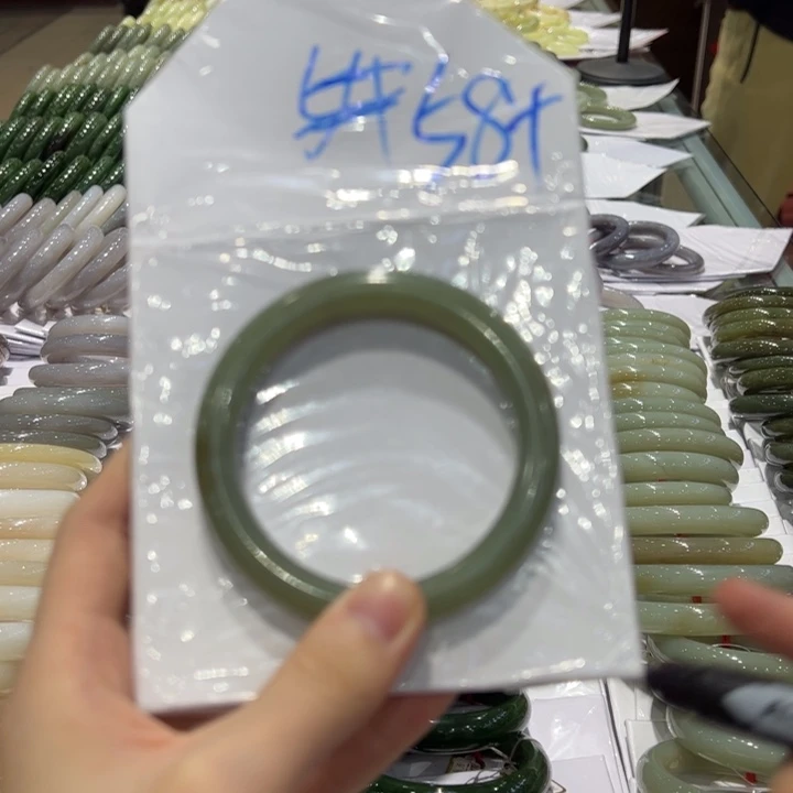 和田玉未镶嵌手镯