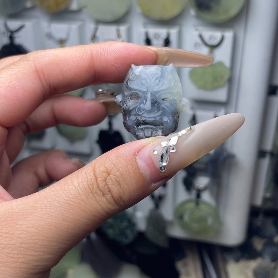 岫玉未镶嵌颈饰般若面具