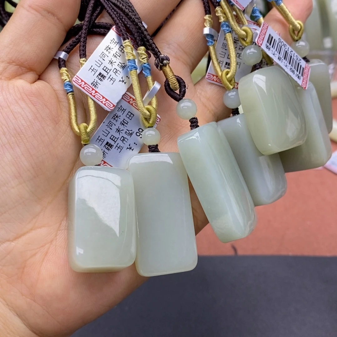 小***人和田玉未镶嵌吊坠(不含链)