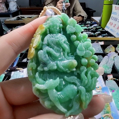 翡翠未镶嵌颈饰一个