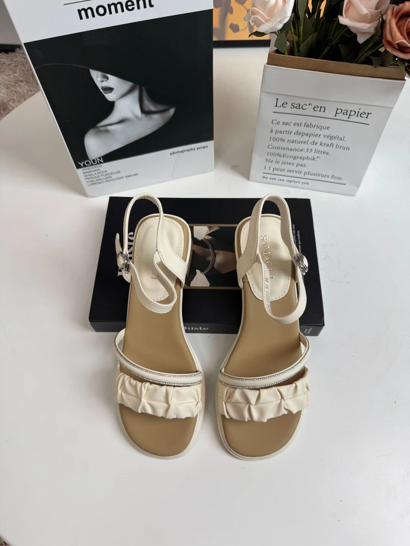 萨玛驰2025款夏季水钻时尚女士一字带凉鞋气质淑女中粗跟露趾凉鞋