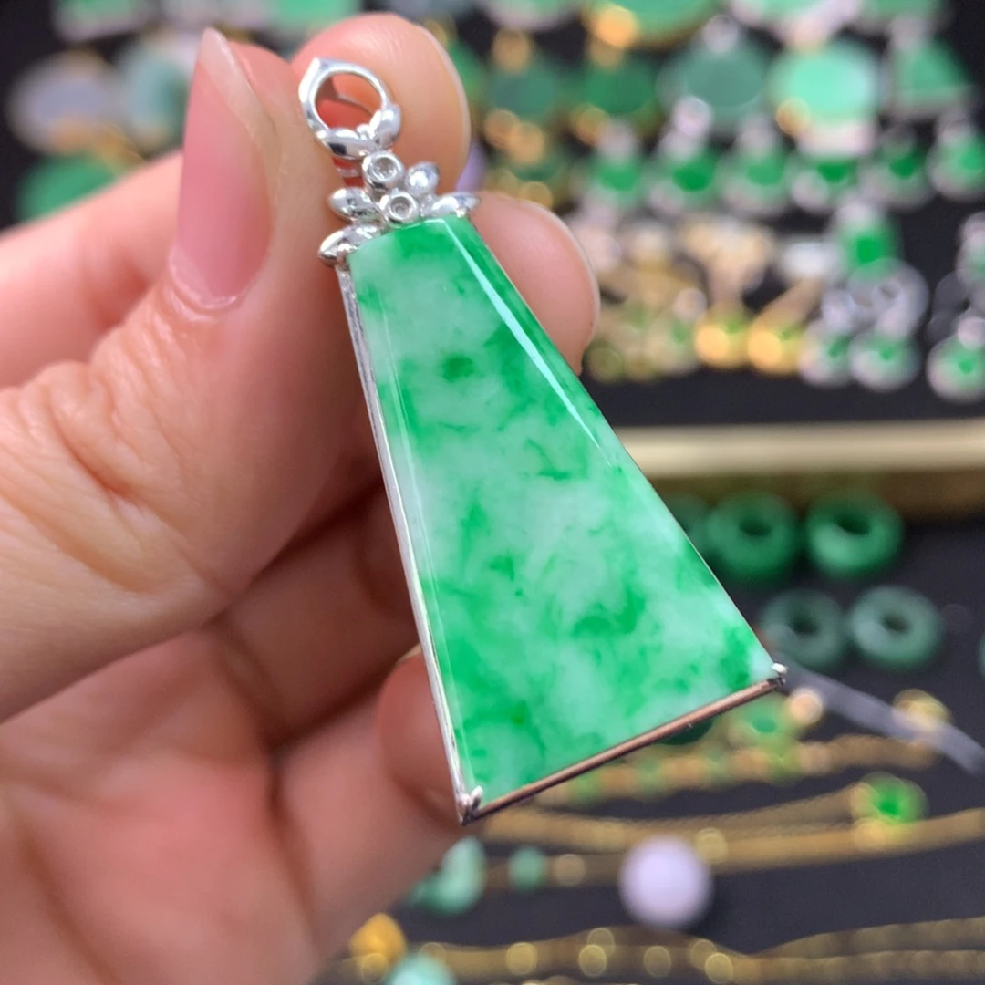 翡翠18K金镶嵌颈饰有纹