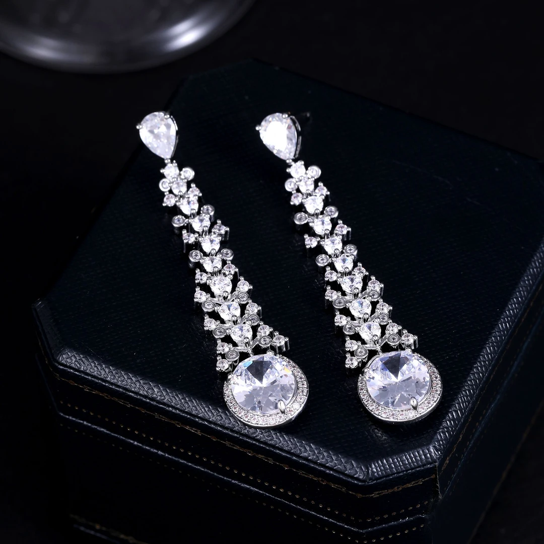 铜合金锆石耳饰 新款小众高级感超闪锆石复古长款流苏耳环奢华