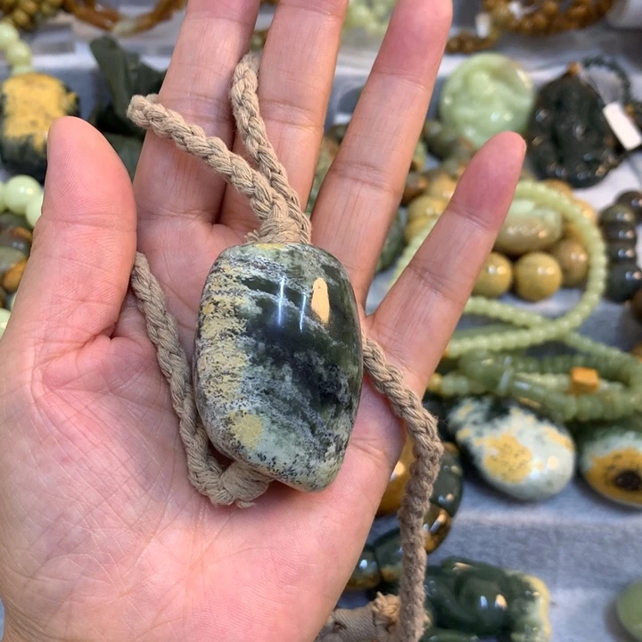 盲***拿岫岩河磨玉（透闪石质玉）未镶嵌把件