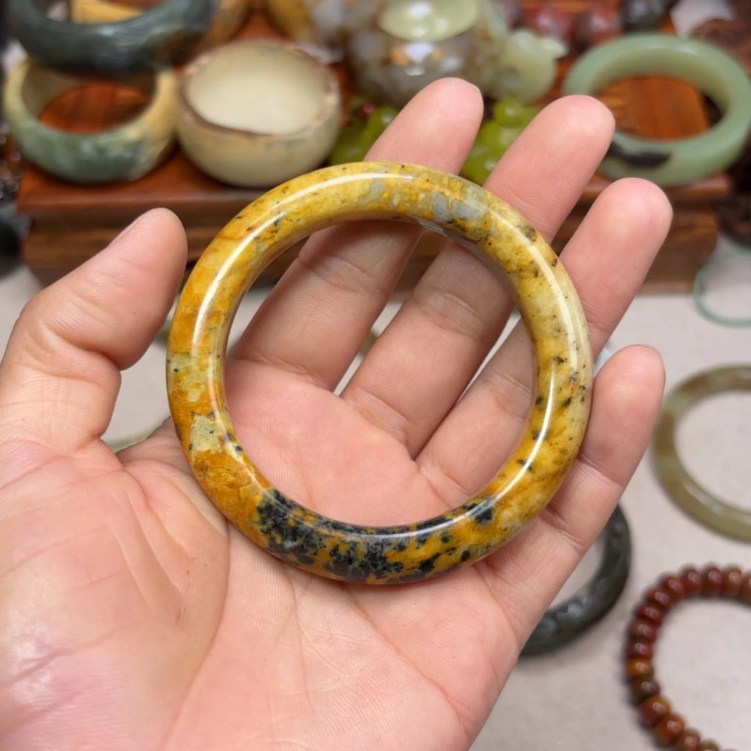 蛇纹石玉未镶嵌手镯是**呀