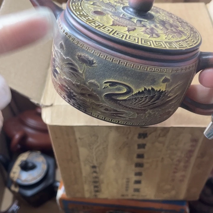 紫砂茶壶泥料手工制作的一把紫砂壶。