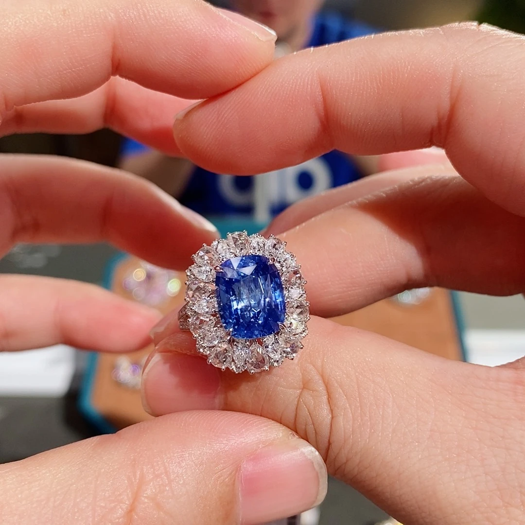 蓝宝石戒指18K金镶嵌吉尔德无烧矢车菊6.16ct