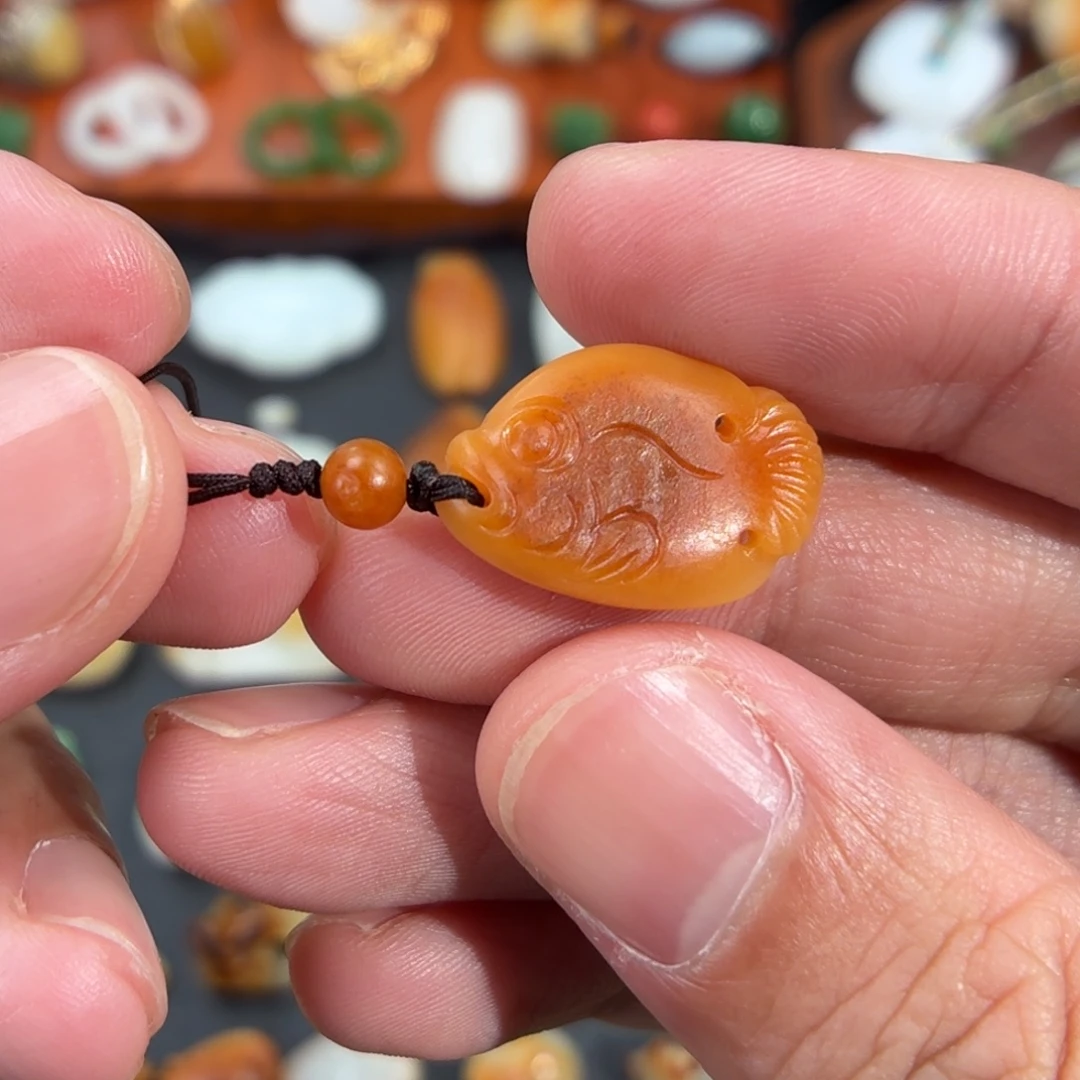 绿***店和田玉未镶嵌颈饰