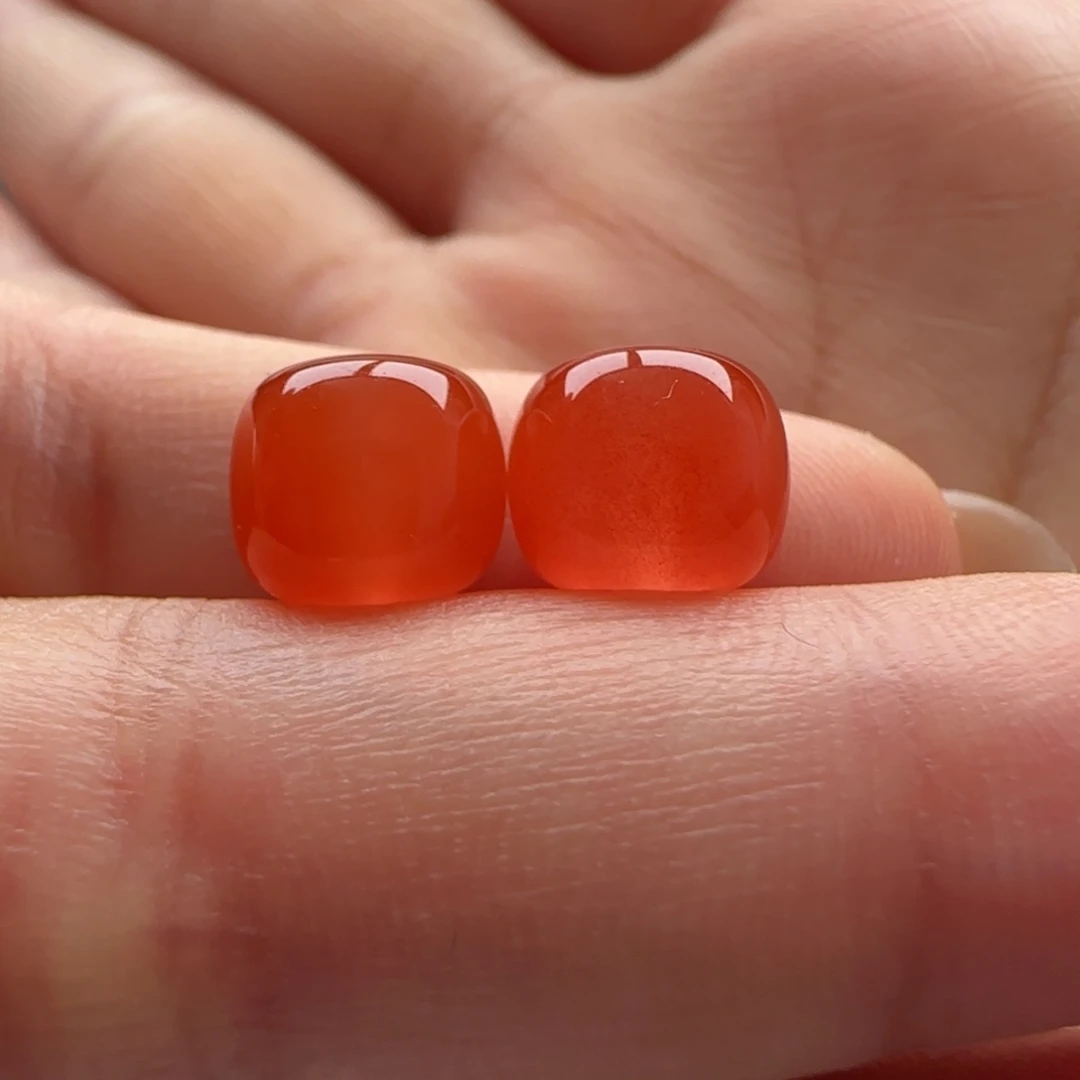 南红玛瑙未镶嵌老型对珠9.1*8.0，一颗孔边有马牙