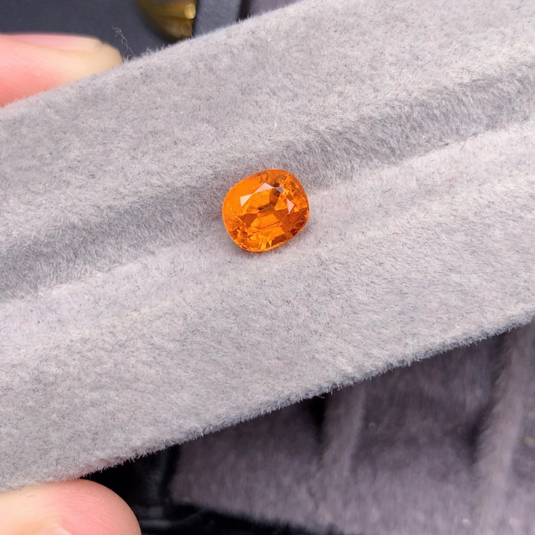 未镶嵌天然芬达2.10克拉石榴石（芬达石）天然芬达2.10克拉