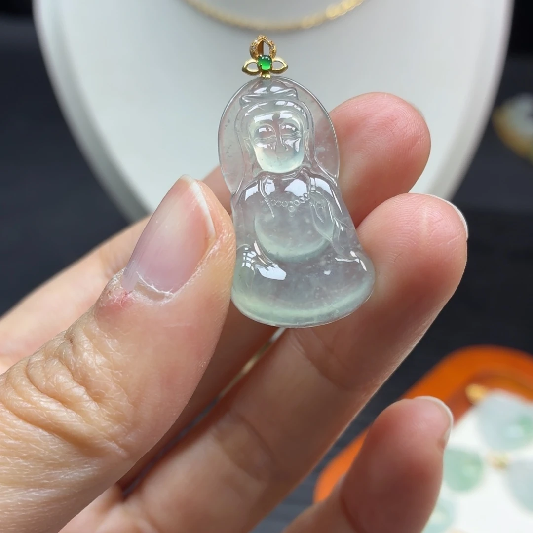 翡翠18K金镶嵌颈饰观音
