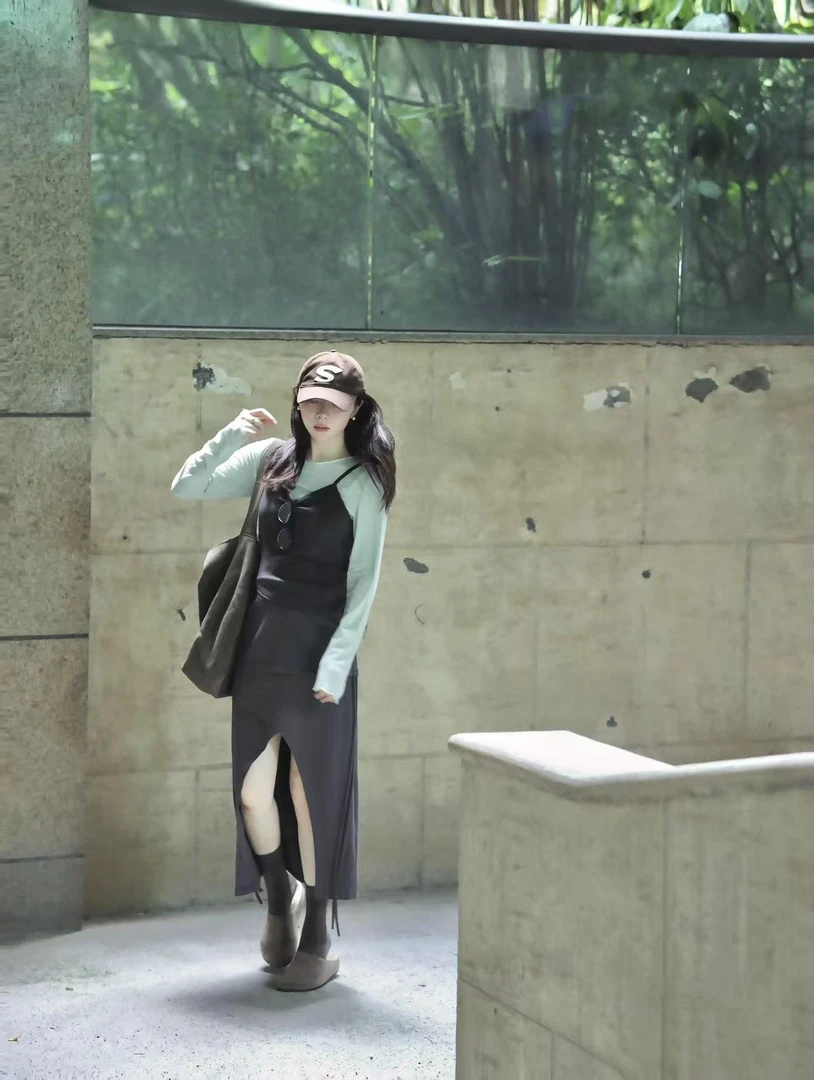 2025早秋新款韩系挂脖长袖T恤叠穿吊带两灰色开衩半身中长裙套装