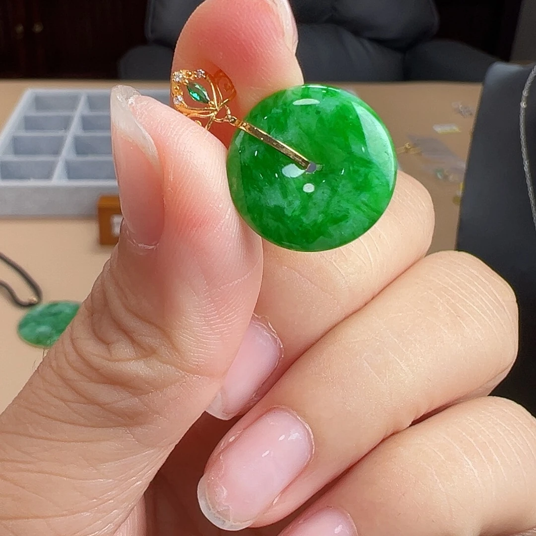 颈饰18K金镶嵌翡翠吊坠