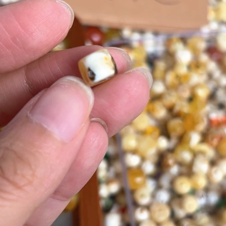 未镶嵌蜜蜡裸石8.5mm一个