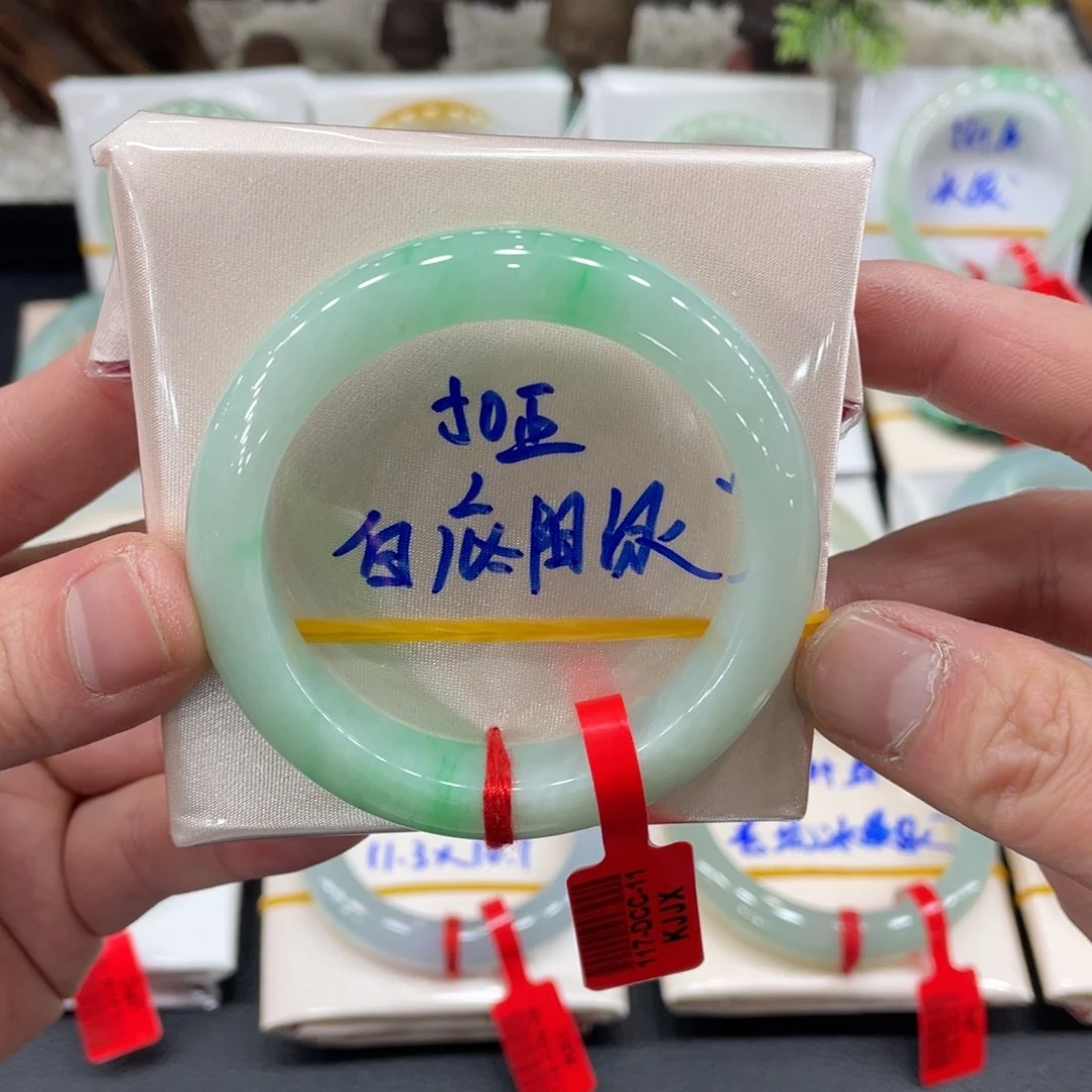 翡翠手镯未镶嵌翡翠