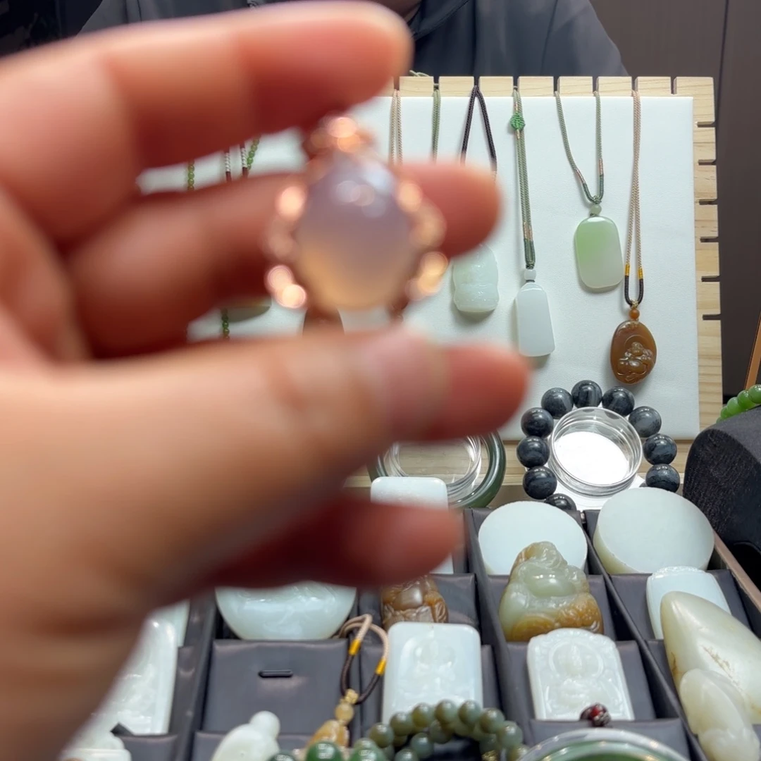 透闪石质玉未镶嵌颈饰