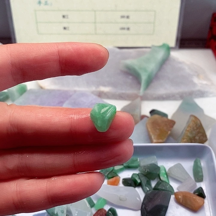 谢***谢翡翠未镶嵌颈饰缅甸翡翠A货边角