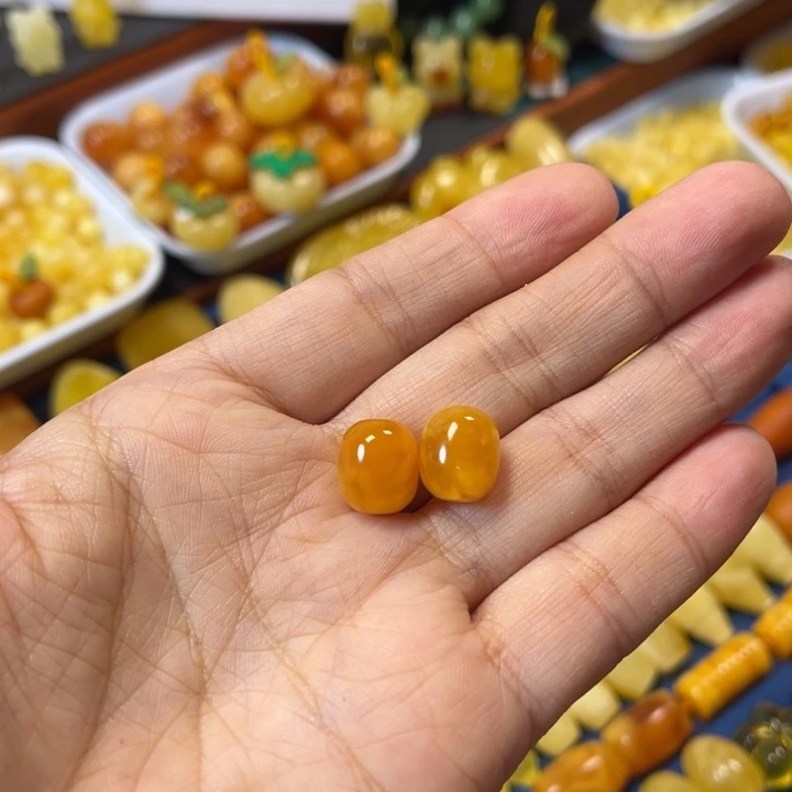 琥珀未镶嵌裸石卡10加老蜡枣珠一对微瑕漏