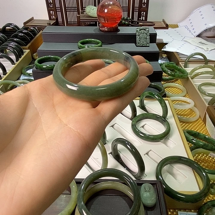 毛***球和田玉未镶嵌手镯