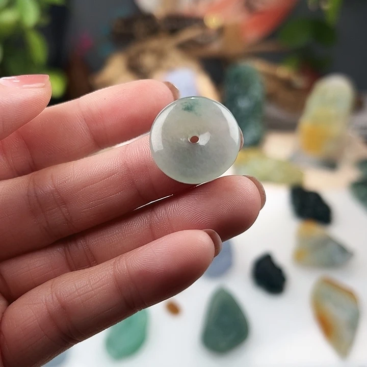 翡翠未镶嵌颈饰平安扣