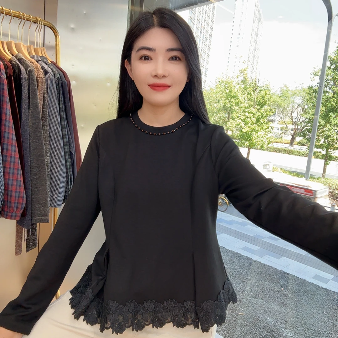253836 钉珠圆领花边拼接设计感长袖洋气上衣