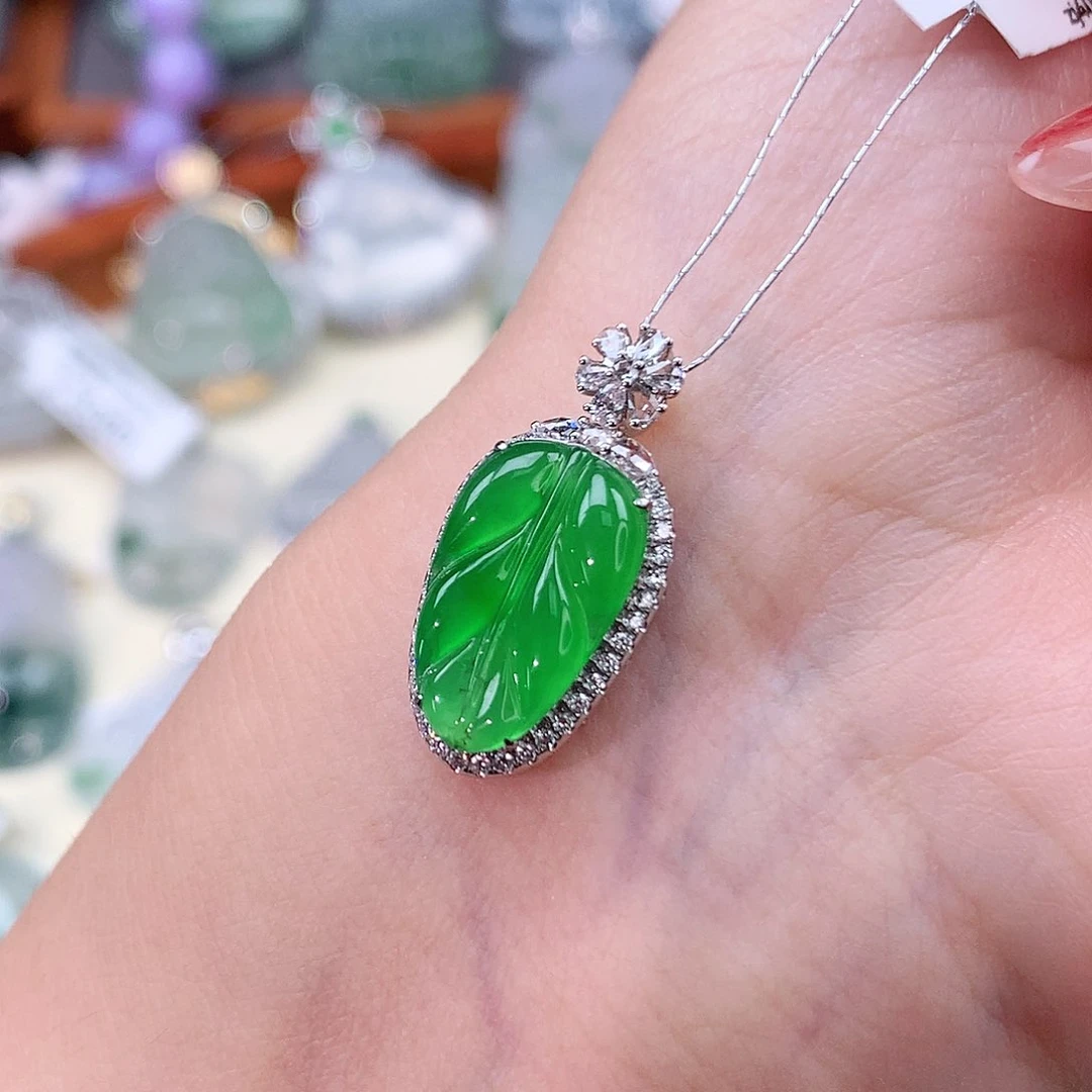 翡翠18K金镶嵌颈饰叶子